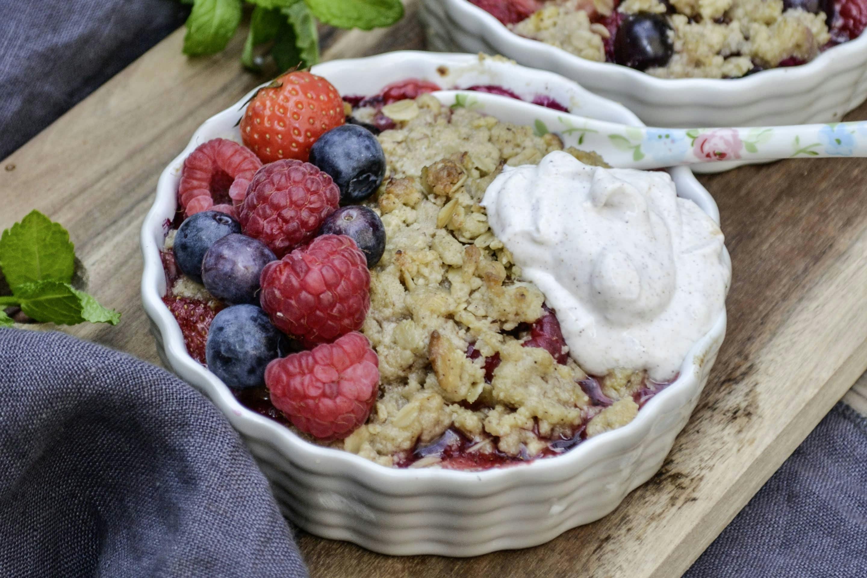 Gegrilltes Zimt-Beeren-Crumble mit frischen Beeren und Joghurt