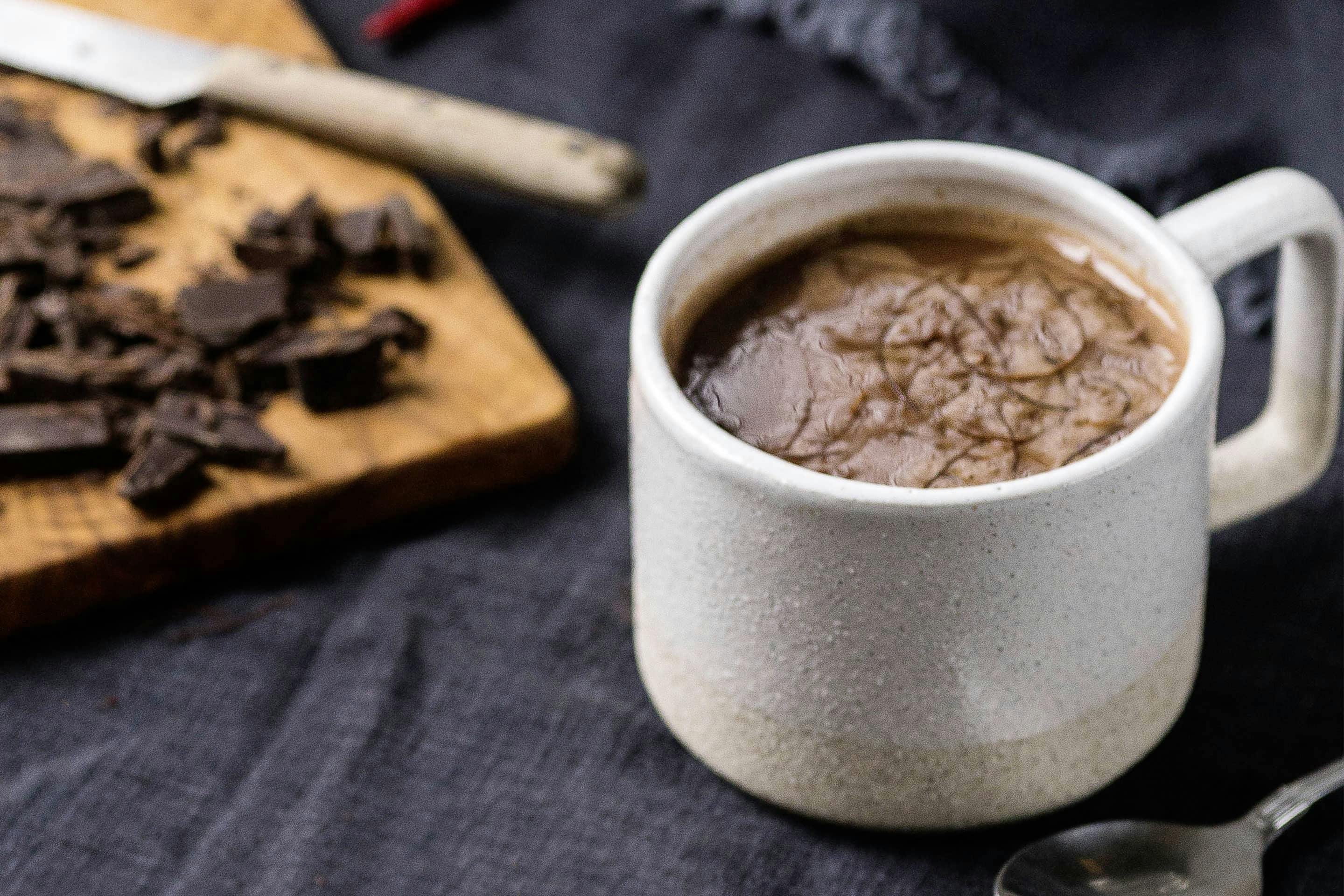 Heiße Chili-Schokolade garniert mit Chilifäden.