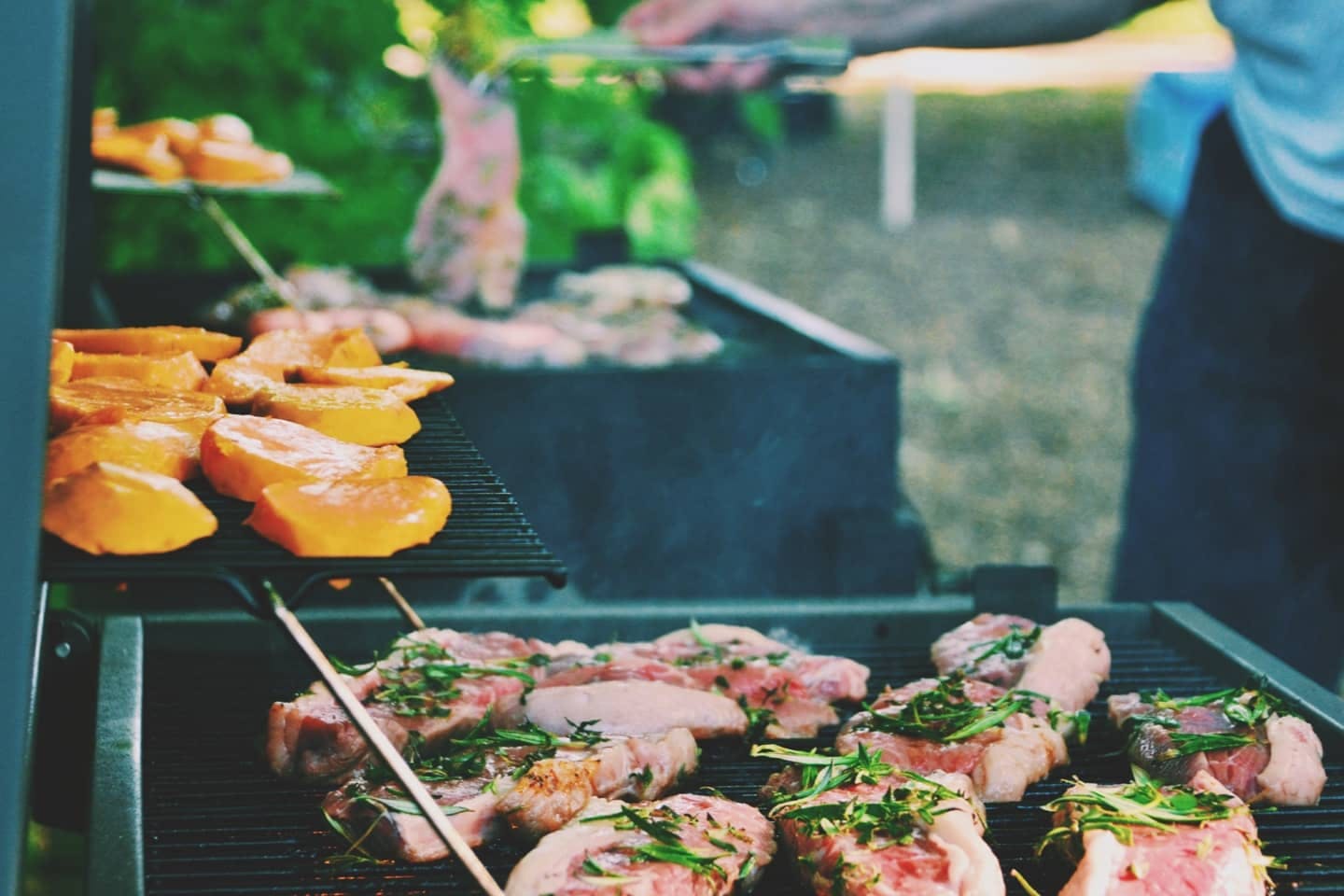 gewürztes und mariniertes Fleisch auf einem Grill