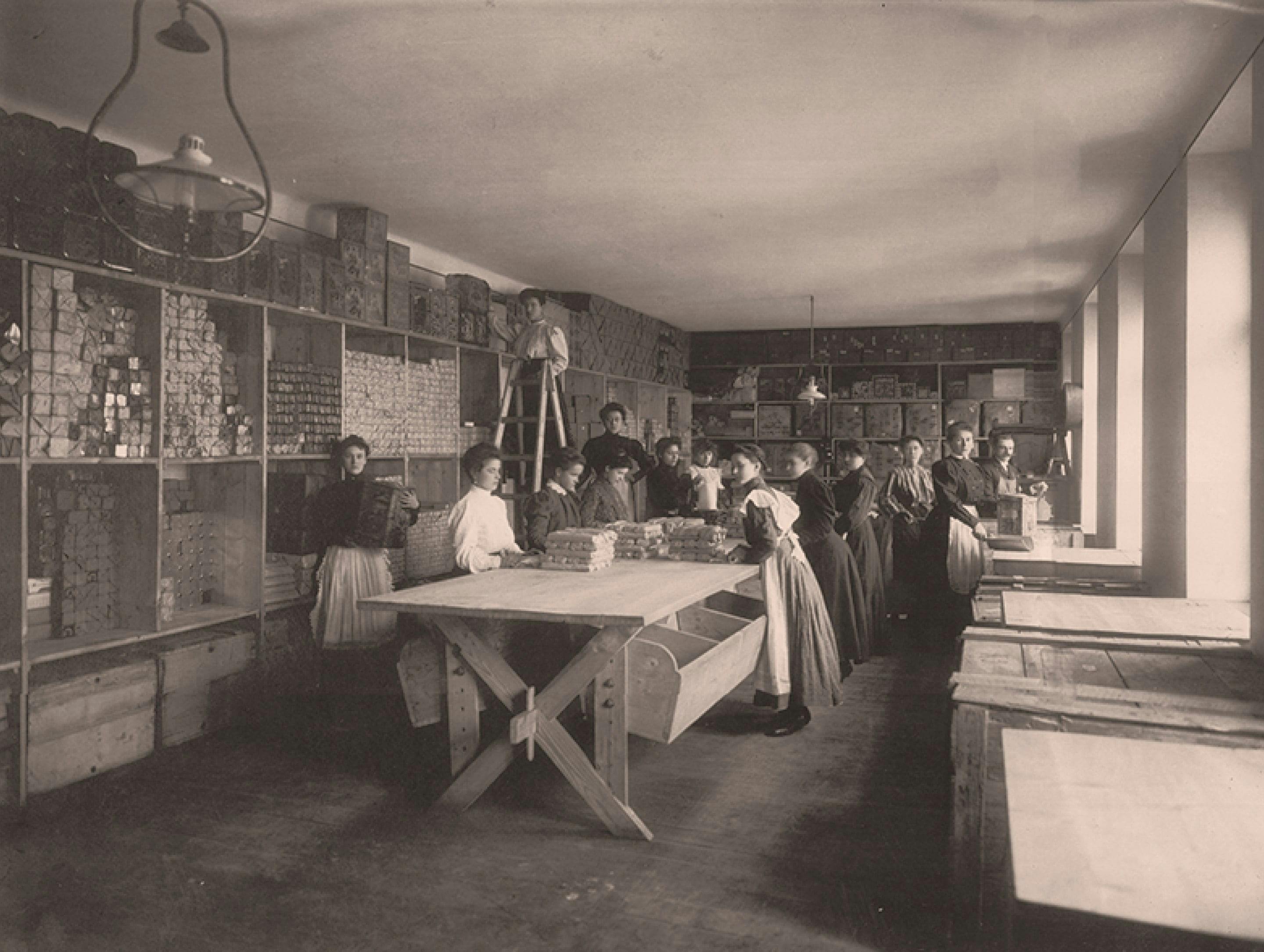 Crno-bijela fotografija: radnici pakiraju mljevenu papriku Kotányi 1881.