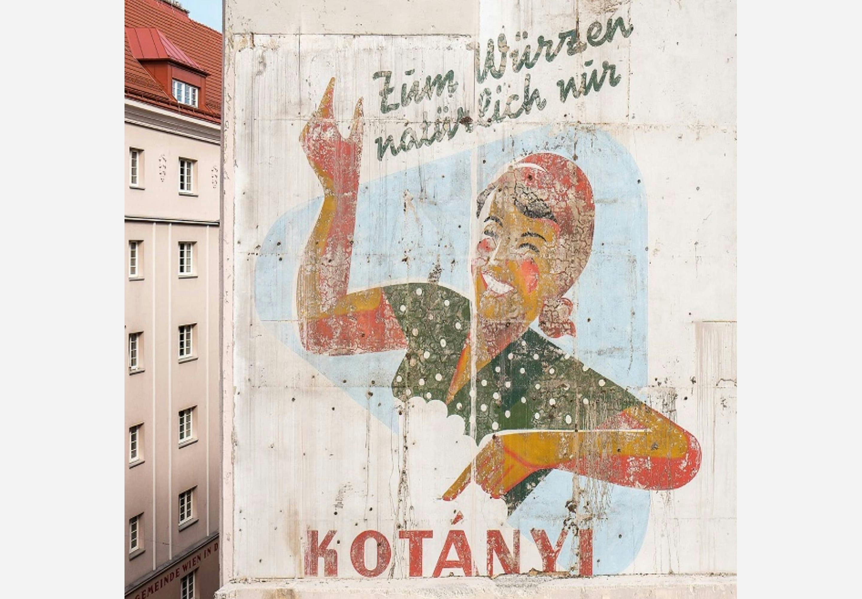 Pročelje zgrade u Beču s reklamnim plakatom tvrtke Kotányi.