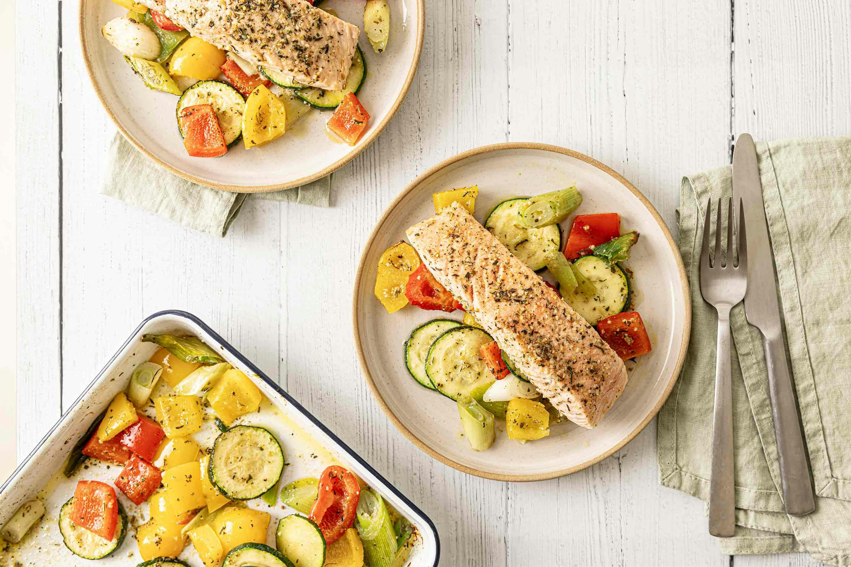 Perfectly tender salmon on roasted vegetables with Kotányi spices.